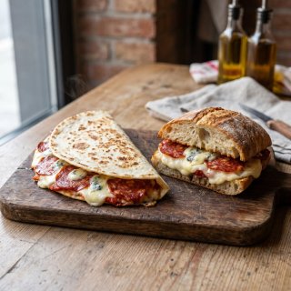 salame piccante, zola, mozzarella